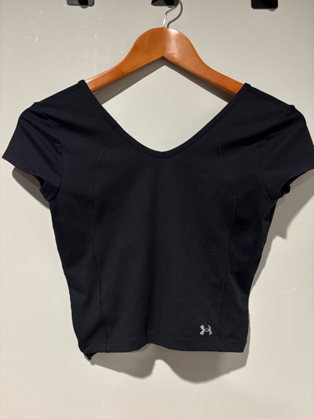 Under Armour Women's Black Short Sleeve V-Neck Performance Cropped Top